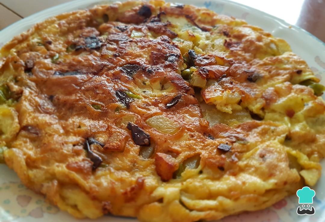 Tortilla de patatas con queso y pimientos