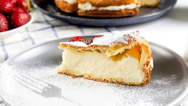 Loli Domínguez, cocinera: “Para que la tarta de queso quede cremosa por dentro y crujiente por fuera, sustituye la clásica base de galletas por hojaldre” - El reposo en frío es clave para conseguir la textura perfecta