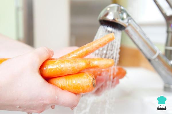 Jugo de remolacha y zanahoria - Paso 1