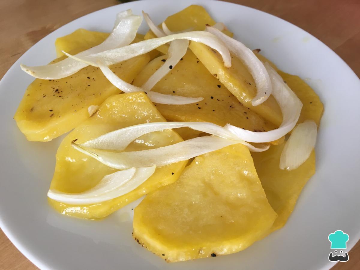 Receta de Patatas al horno con cebolla