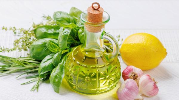 Mezclar limón con aceite de oliva y ajo: para qué sirve y por qué lo recomiendan