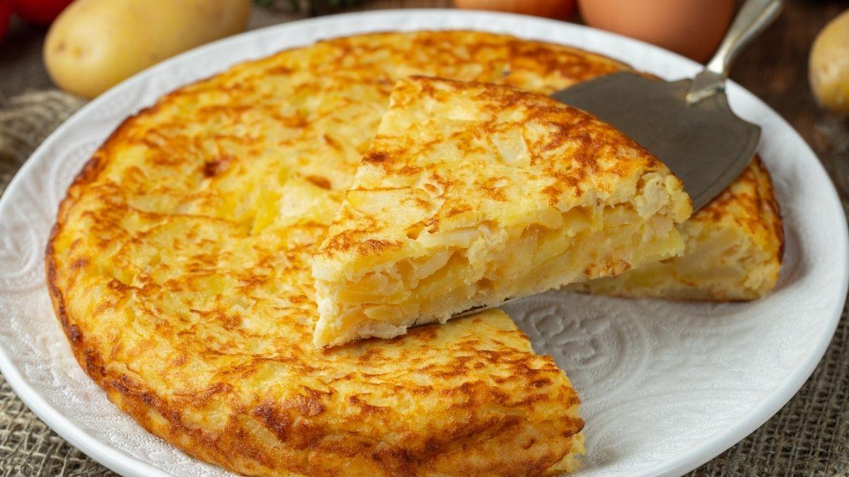 Carmiña, abuela cocinera: “Para que la tortilla quede cuajada y no seca, remueve la mezcla desde los bordes hacia el centro”
