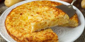 Carmiña, abuela cocinera: “Para que la tortilla quede cuajada y no seca, remueve la mezcla desde los bordes hacia el centro”