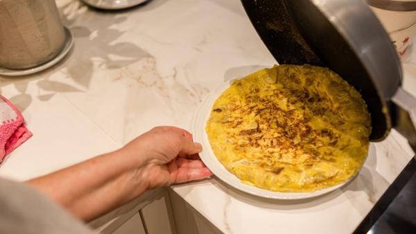 Carmiña, abuela cocinera: “Para que la tortilla quede cuajada y no seca, remueve la mezcla desde los bordes hacia el centro” - Cómo hacer la tortilla de patatas de la abuela Carmiña en casa