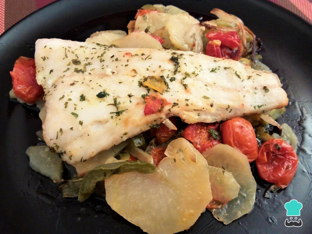 Receta de Merluza al horno con patatas y verduras