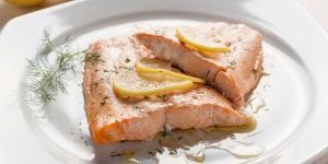 El truco de Vanessa Bermudez, cocinera, para que el salmón al horno no quede seco: “Cúbrelo con papel de aluminio los primeros minutos y quedará mucho más jugoso”