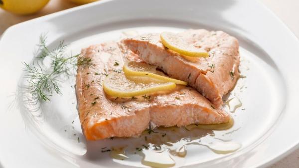 El truco de Vanessa Bermudez, cocinera, para que el salmón al horno no quede seco: “Cúbrelo con papel de aluminio los primeros minutos y quedará mucho más jugoso”