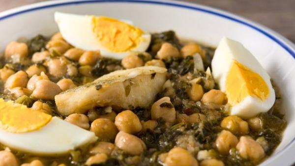 Más allá de la mona de Pascua: 7 platos típicos catalanes de Semana Santa que no te puedes perder - Potaje de vigilia: el guiso más reconfortante