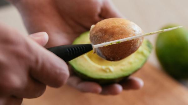 Jordi Cruz, chef: “Para que el aguacate no se oxide, el truco infalible es cubrirlo con papel húmedo y film para bloquear el aire” - Otros consejos útiles para que el aguacate dure más tiempo