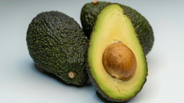 Jordi Cruz, chef: “Para que el aguacate no se oxide, el truco infalible es cubrirlo con papel húmedo y film para bloquear el aire” - Por qué el aguacate se oxida tan rápido