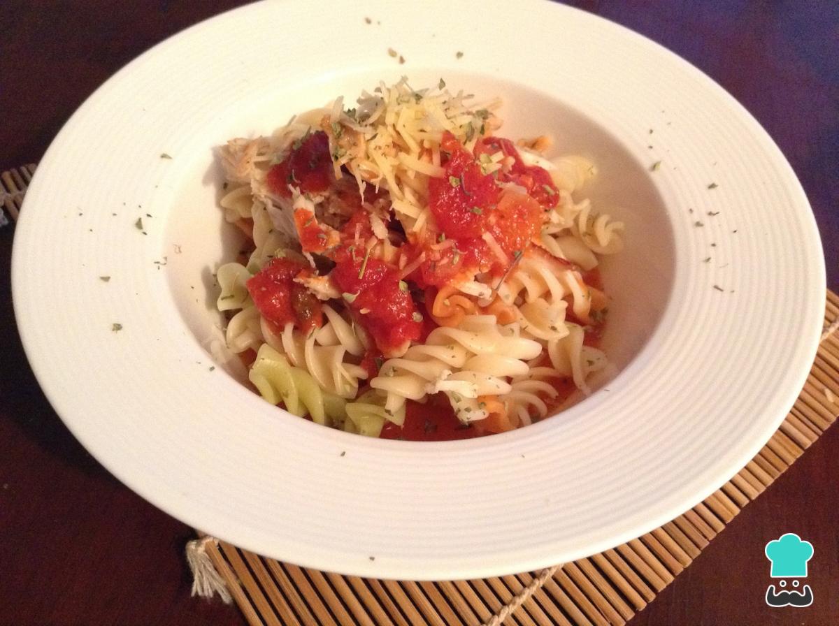 Receta de Pasta con pollo y tomate