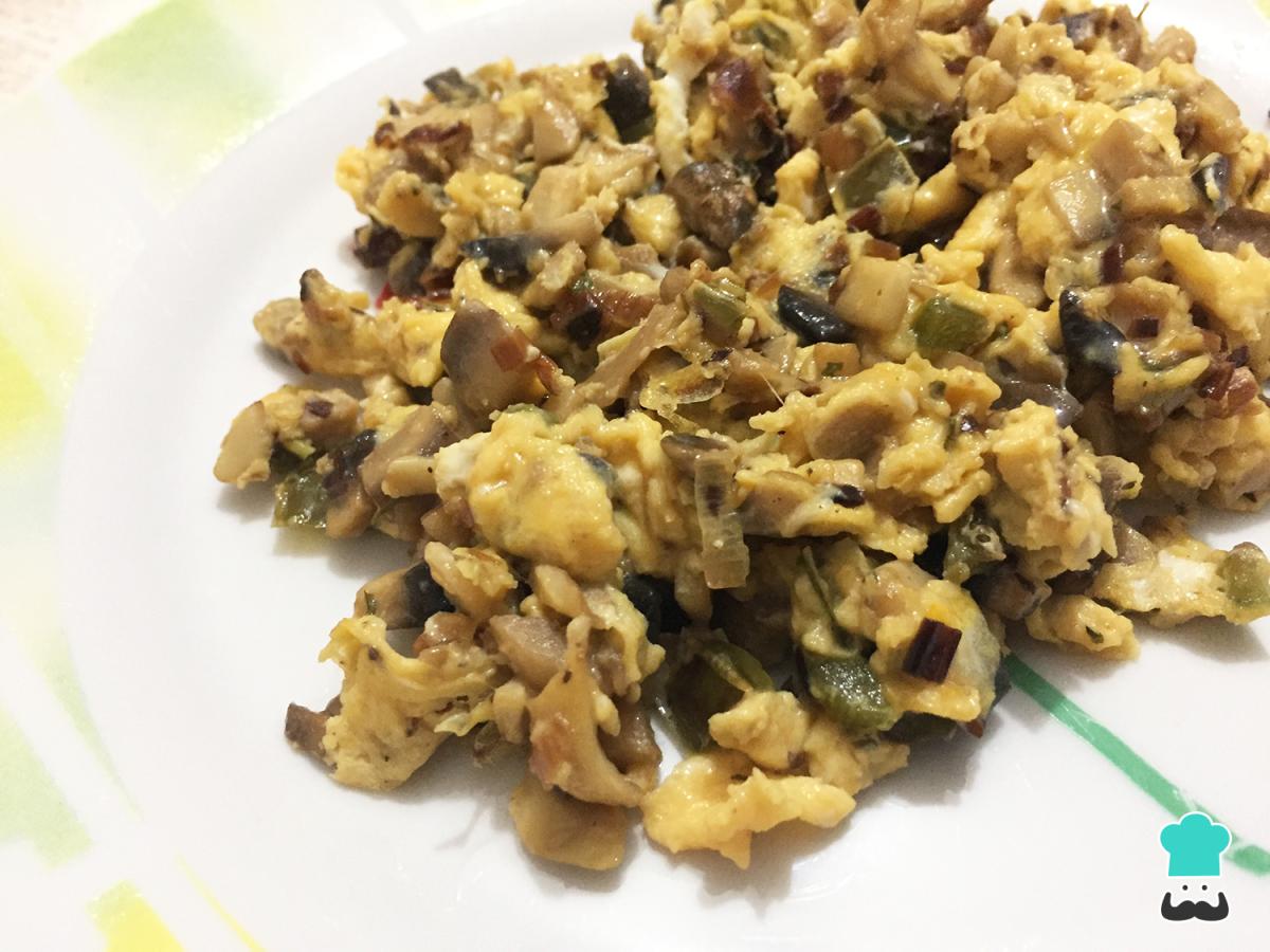 Receta de Huevos rotos con champiñones