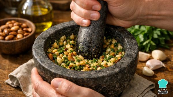 El ingrediente que marca la diferencia en un buen pollo a la catalana según Vanessa Bermúdez, cocinera: "La picada de estos frutos secos es lo que le da el auténtico sabor" - La combinación de frutos secos que hace que la receta de pollo a la catalana sea tan especial