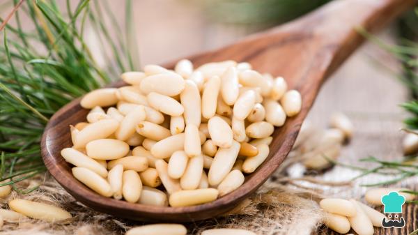 El ingrediente que marca la diferencia en un buen pollo a la catalana según Vanessa Bermúdez, cocinera: "La picada de estos frutos secos es lo que le da el auténtico sabor" - Los piñones, el secreto que cambia por completo el sabor del pollo a la catalana