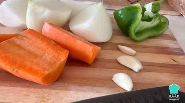 Receta de Caldo de pollo en olla express: rápido, fácil y con todo el sabor casero - Paso 1