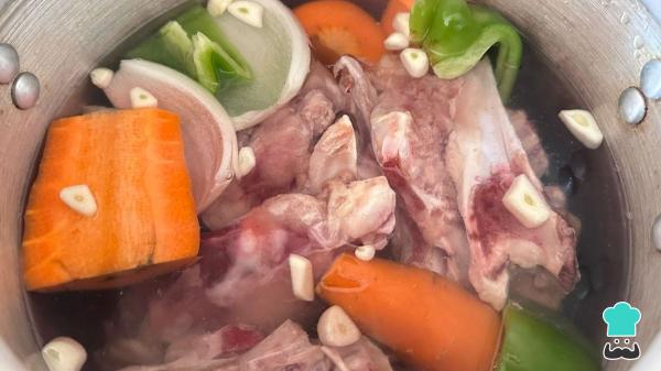 Receta de Caldo de pollo en olla express: rápido, fácil y con todo el sabor casero - Paso 2