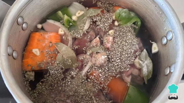 Receta de Caldo de pollo en olla express: rápido, fácil y con todo el sabor casero - Paso 3