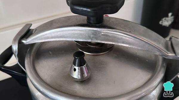 Receta de Caldo de pollo en olla express: rápido, fácil y con todo el sabor casero - Paso 4