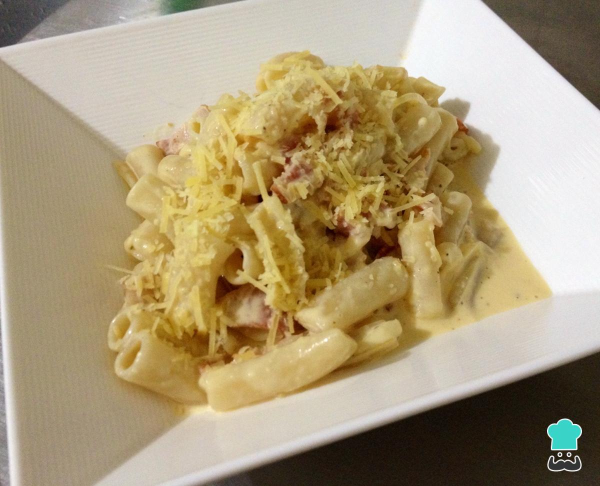 Receta de Macarrones a la carbonara con cebolla