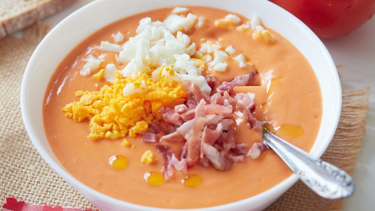 David Bisbal (46 años) sobre el gazpacho andaluz: “El gazpacho no es gazpacho sin sus toppings de jamón y huevo duro”