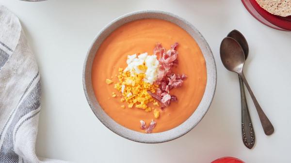 David Bisbal (46 años) sobre el gazpacho andaluz: “El gazpacho no es gazpacho sin sus toppings de jamón y huevo duro” - La receta del gazpacho de David Bisbal paso a paso
