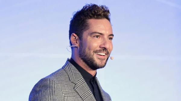 David Bisbal (46 años) sobre el gazpacho andaluz: “El gazpacho no es gazpacho sin sus toppings de jamón y huevo duro” - Una receta que conecta a Bisbal con su infancia