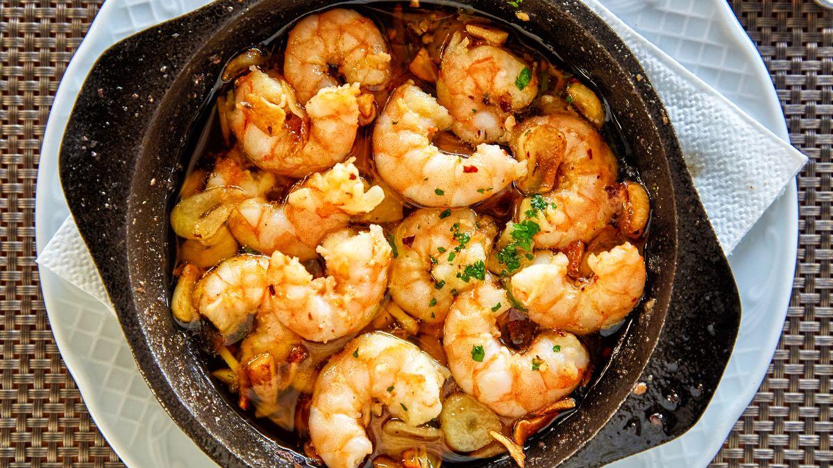 Los chefs estrella Michelin coinciden: “Para que las gambas al ajillo estén más buenas, aprovecha el jugo de las cabezas y cocínalas menos de un minuto”