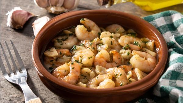 Los chefs estrella Michelin coinciden: “Para que las gambas al ajillo estén más buenas, aprovecha el jugo de las cabezas y cocínalas menos de un minuto” - Receta de gambas al ajillo inspirada en los consejos de José Andrés, Ferran Adrià y Quique Dacosta