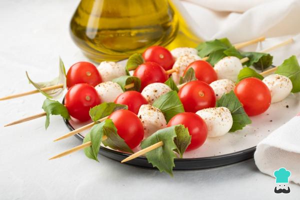 Aperitivos fáciles para hacer el día anterior - Brochetas caprese