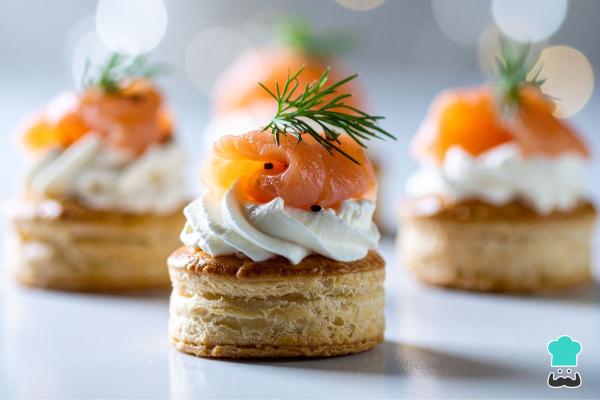 Aperitivos fáciles para hacer el día anterior - Canapés de queso crema y salmón ahumado 
