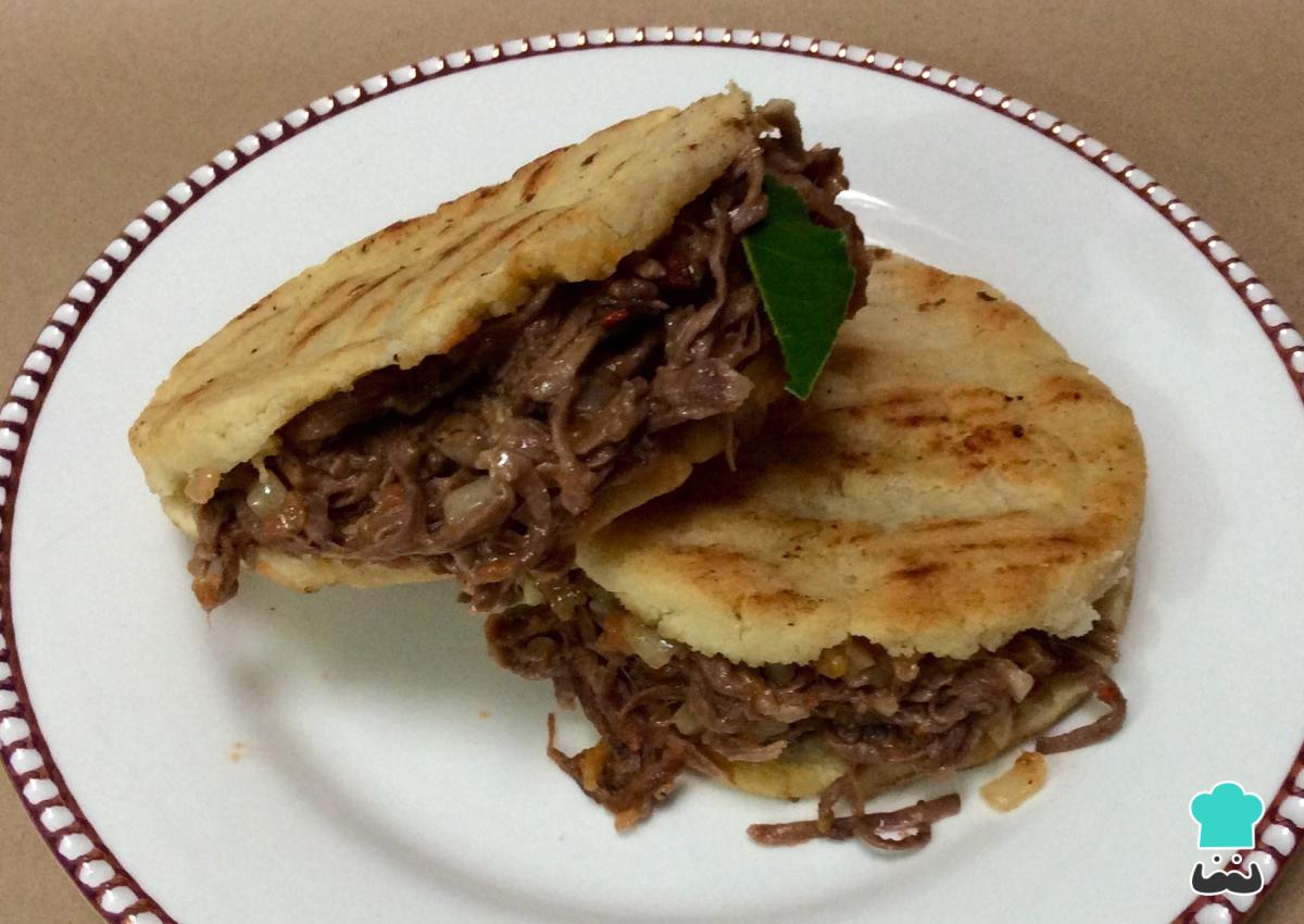 Receta de Arepas rellenas de carne desmechada