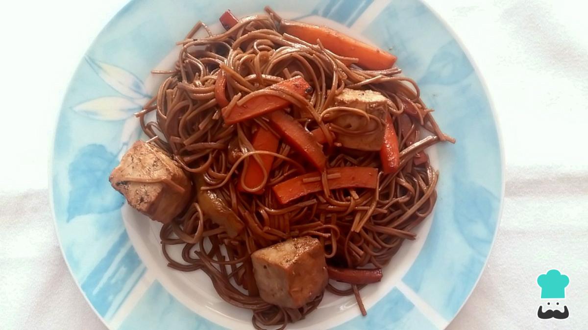 Receta de Fideos japoneses con verduras y atún