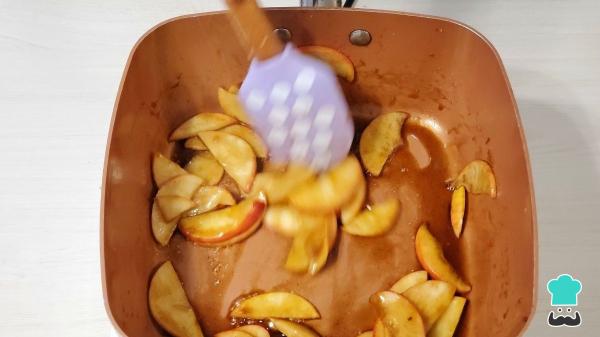 Receta de La tarta de manzana sin horno más fácil: cremosa, rápida y deliciosa - Paso 10