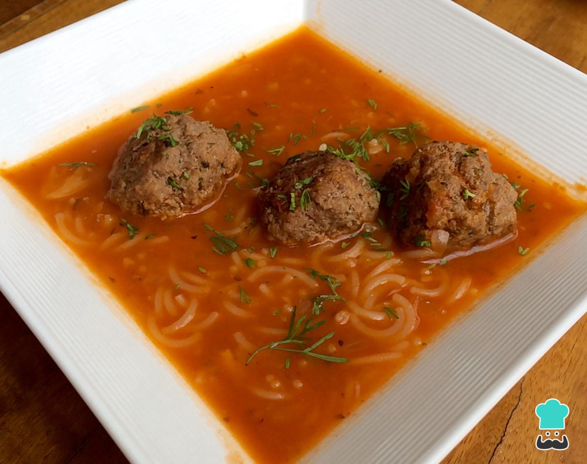 Receta de Sopa de albóndigas con fideos