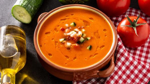 Los chefs españoles coinciden: “Añadir fresas, cerezas o sandía al gazpacho equilibra la acidez del tomate y mejora su sabor” - Una receta clásica y tradicional que sigue evolucionando