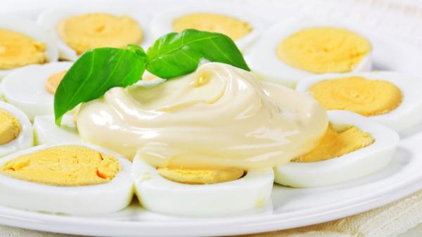 Jordi Cruz, chef: “Para una mayonesa más ligera y rica en proteína, emulsiona 2 huevos cocidos con aceite de oliva, agua y limón” - Una mayonesa diferente: menos grasa y más proteína