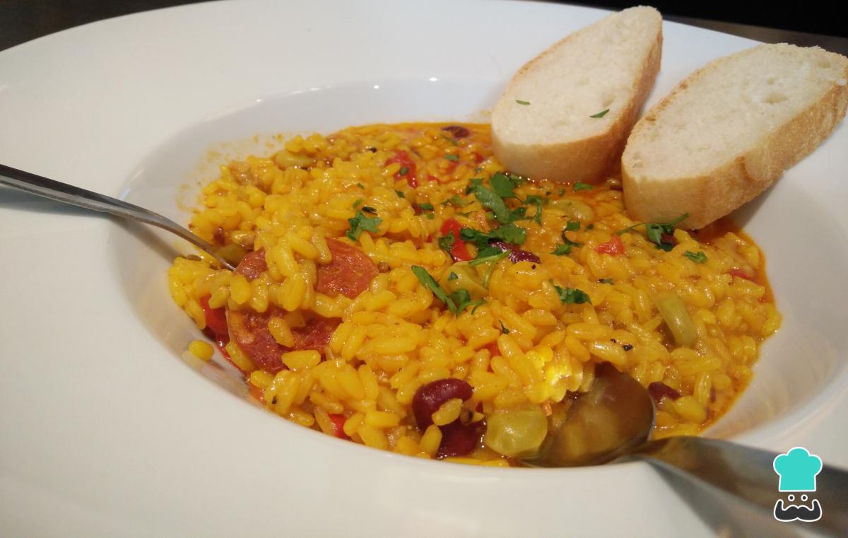 Receta de Arroz con pollo y salchichas fácil