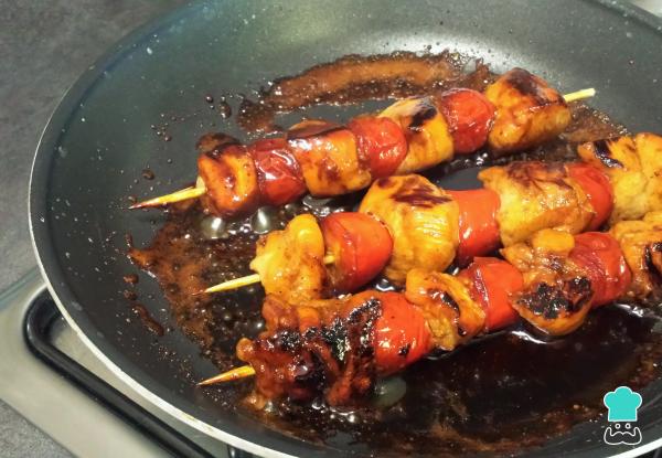 Receta de Brochetas de pollo marinado con soja - Estilo oriental - Paso 6