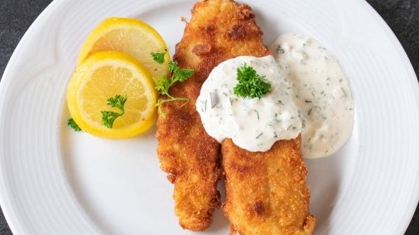 Loli Domínguez, cocinera: “Para que el pescado frito quede crujiente, no uses huevo ni pan rallado, sino 200 g de harina de trigo” - Un rebozado crujiente para el pescado con harina y cerveza