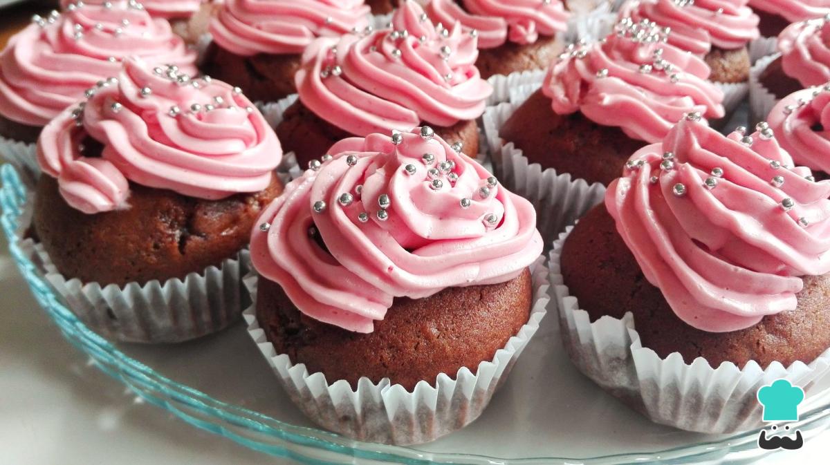 Receta de Cupcakes de chocolate con frosting de frambuesa