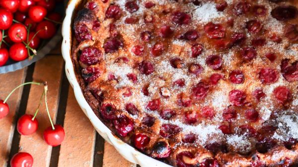 Cinco recetas con cerezas: ideales para disfrutar de esta fruta de primavera - Clafoutis de cerezas: un postre clásico francés para esta temporada