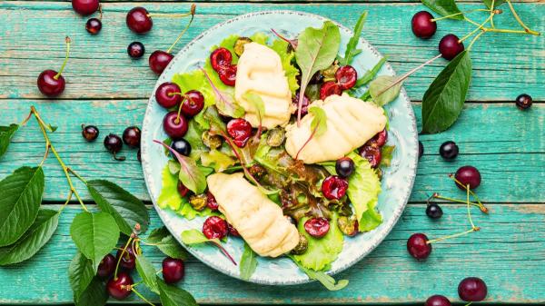 Cinco recetas con cerezas: ideales para disfrutar de esta fruta de primavera - Ensalada de espinacas, cerezas y queso de cabra, ideal para comer en primavera