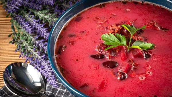 Cinco recetas con cerezas: ideales para disfrutar de esta fruta de primavera - Gazpacho de cerezas: una versión más afrutada e igual de refrescante