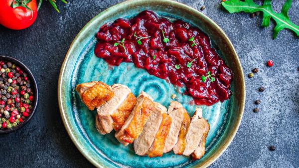 Cinco recetas con cerezas: ideales para disfrutar de esta fruta de primavera - Pollo salteado con salsa de cerezas: un contraste dulce-salado sorprendente