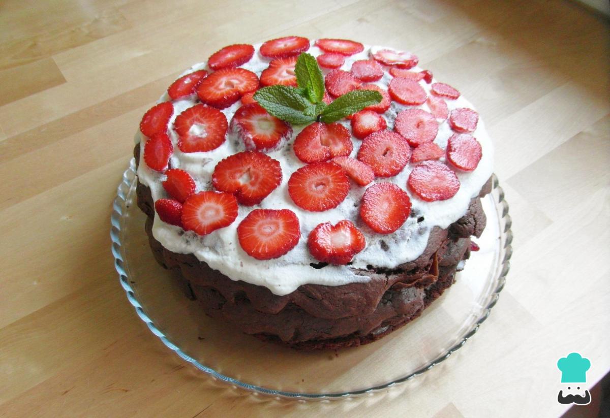 Receta de Bizcocho de chocolate y fresas naturales