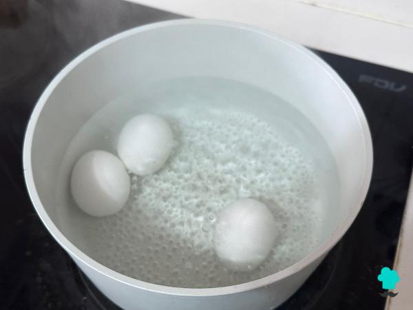 Receta de Huevos rellenos de atún y mayonesa: fáciles, jugosos y perfectos para los días de más calor - Paso 1