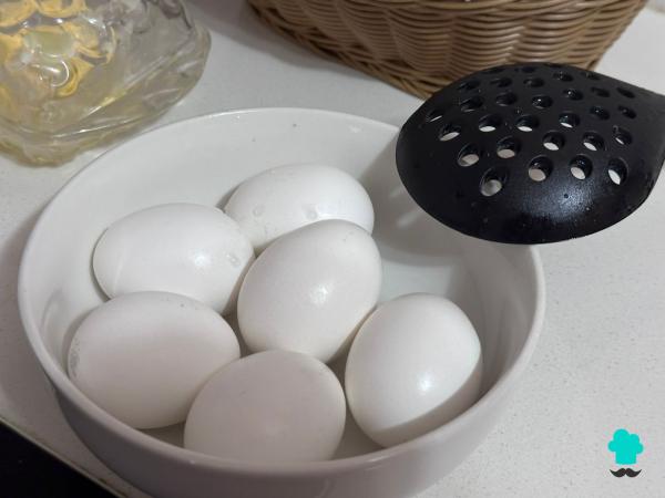 Receta de Huevos rellenos de atún y mayonesa: fáciles, jugosos y perfectos para los días de más calor - Paso 2