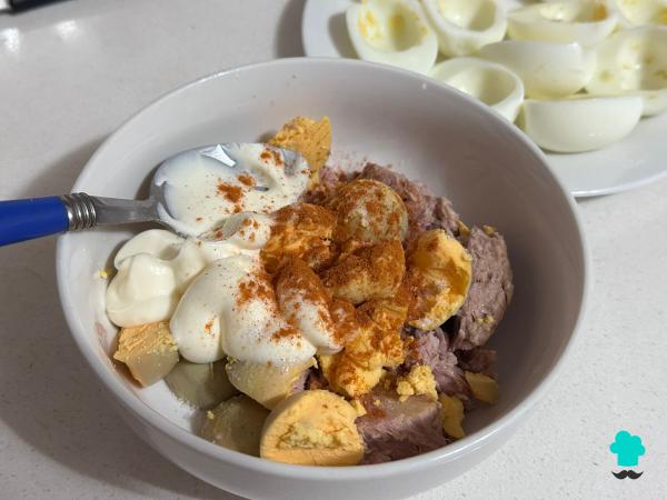 Receta de Huevos rellenos de atún y mayonesa: fáciles, jugosos y perfectos para los días de más calor - Paso 5