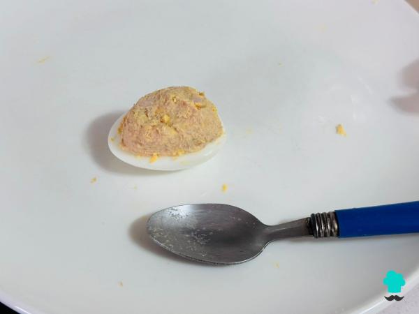 Receta de Huevos rellenos de atún y mayonesa: fáciles, jugosos y perfectos para los días de más calor - Paso 7