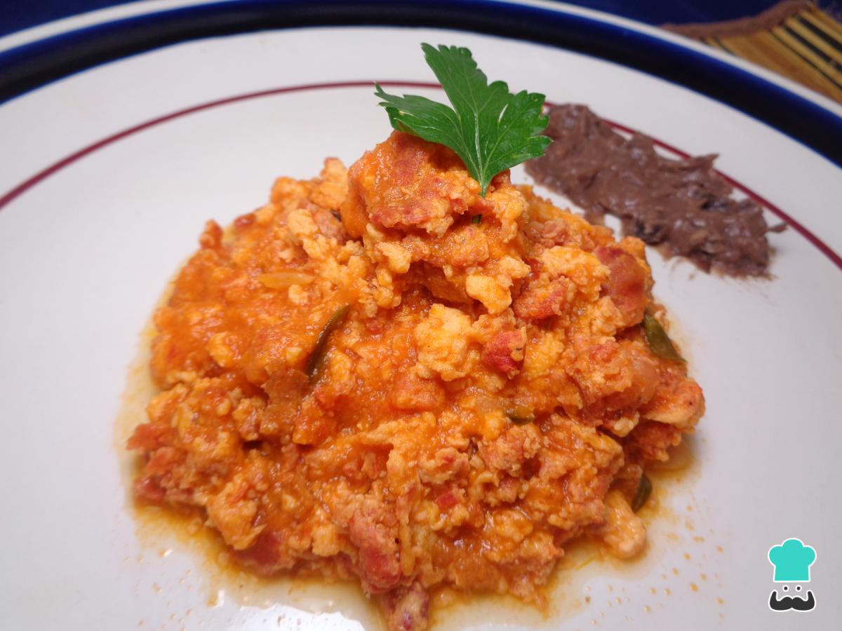 Receta de Chorizo con huevo en salsa roja